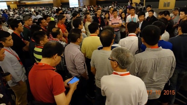 Rusmin Ang - InvestX Congress 2015 - Surrounded by Attendees